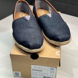 Toms Classic Dark Denim Rope Sole Women’s Size 7.5.  Lightly worn